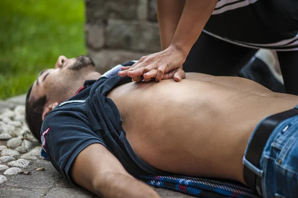 Parâmetros vitais e massagem cardíaca para RCP — Fotografia de Stock