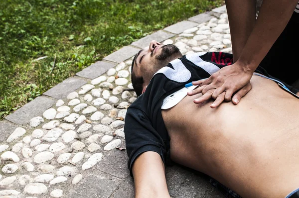 Vitale parameters en cardiale massage voor reanimatie met defibrillator — Stockfoto