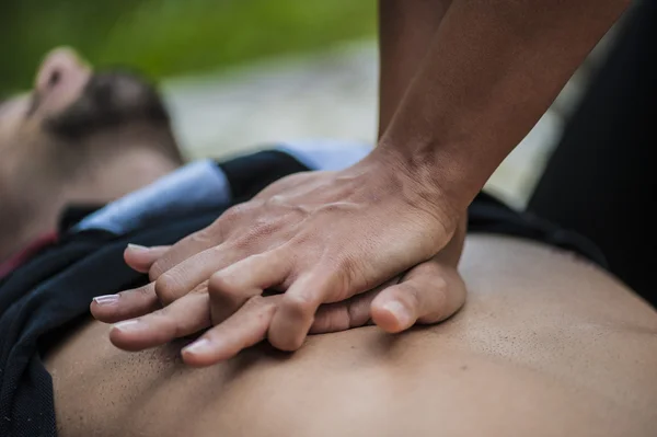 Vitalparameter und Herzdruckmassage für cpr — Stockfoto