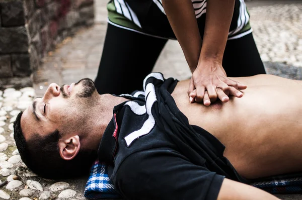 Parâmetros vitais e massagem cardíaca para RCP — Fotografia de Stock