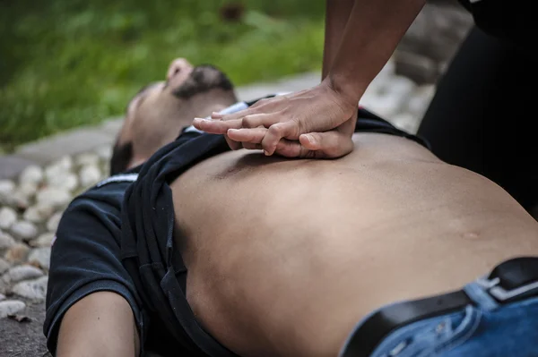 Vitala parametrar och hjärtmassage för HLR — Stockfoto