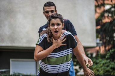 boğucu bir kıza yardım