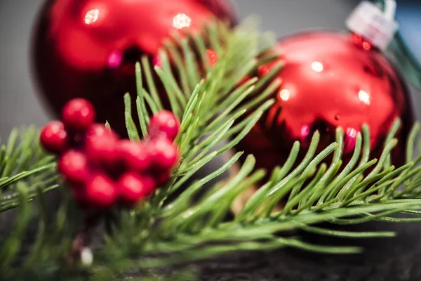 Рождественские украшения с шишкой, ягодным и красным мячом и ягодами — стоковое фото