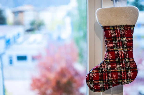 Рождественский чулок на окне — стоковое фото
