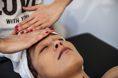 bir Spa'da rahatlatıcı yüz Masaj