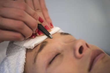 bir kız için kaşları tedavi