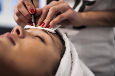 bir kız için kaşları tedavi