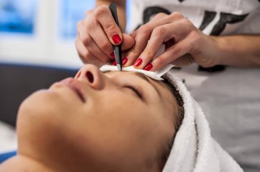 bir kız için kaşları tedavi