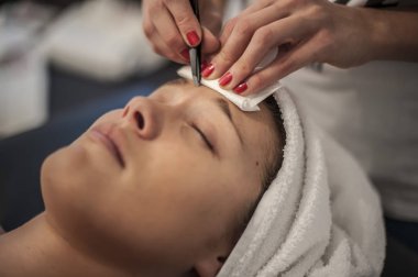 bir kız için kaşları tedavi