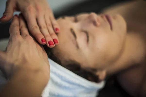 Расслабляющий массаж лица в спа — стоковое фото