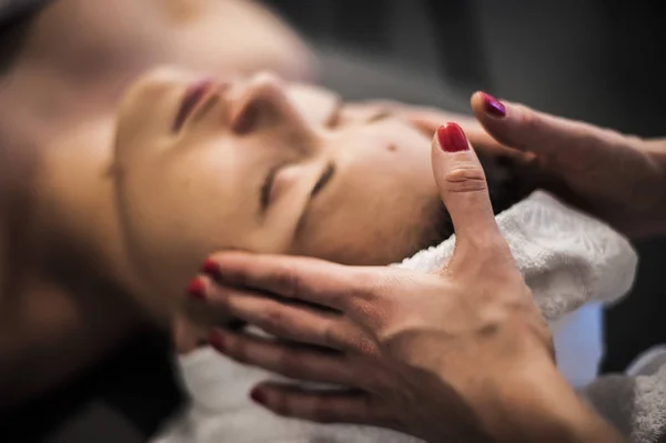 Ontspannende massage van het gezicht in een spa — Stockfoto