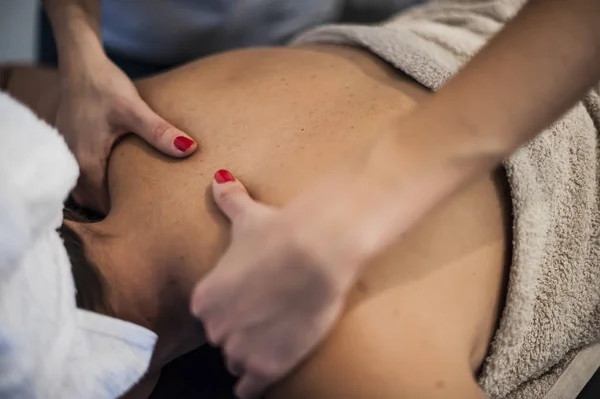 Relaxing back massage in a spa — Stock Photo, Image