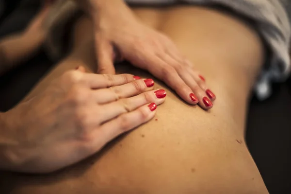 Relaxing back massage in a spa — Stock Photo, Image