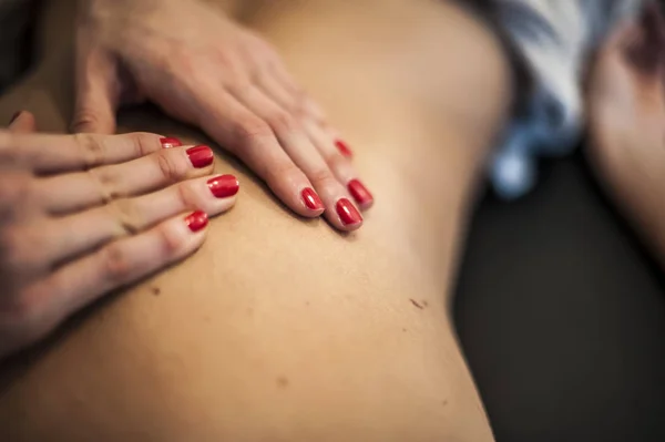 Ontspannende rugmassage in een spa — Stockfoto