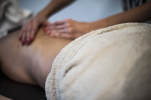 Ontspannende rugmassage in een spa — Stockfoto