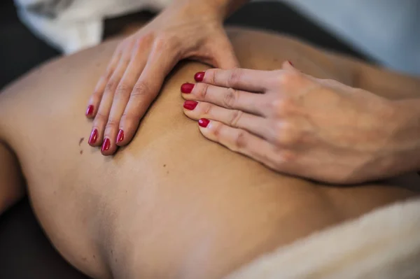 Entspannende Rückenmassage im Wellnessbereich — Stockfoto