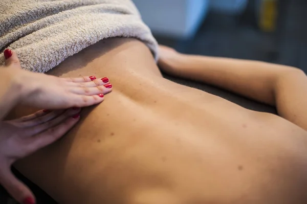 Ontspannende rugmassage in een spa — Stockfoto