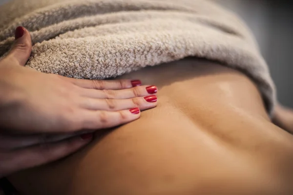 Relaxing back massage in a spa — Stock Photo, Image