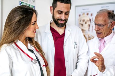 genç doktor hastanede