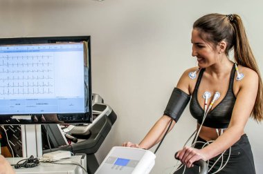 Elektrokardiyogram kontrol etmek