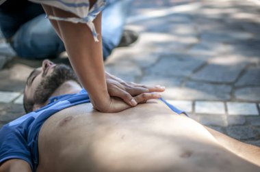 Kız Kardiyopulmoner resüsitasyon için bilinçsiz bir adam kalp krizi sonra kazanıyor.