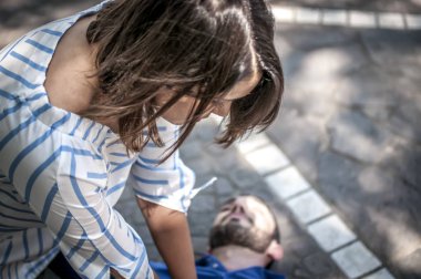 Kız baygın bir adam cpr ve kalp masajı ile yardım