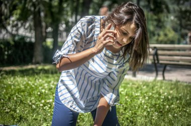 Kız baygın bir adam için acil servis çağırma