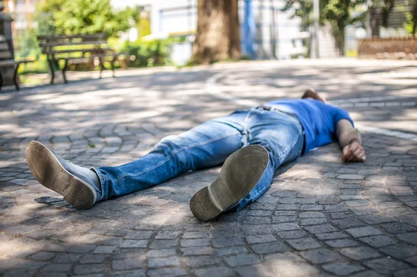 Medvetslös kille efter hjärtinfarkt — Stockfoto