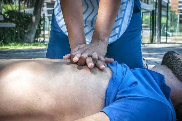 Kız Kardiyopulmoner resüsitasyon için bilinçsiz bir adam kalp krizi sonra kazanıyor. — Stok fotoğraf