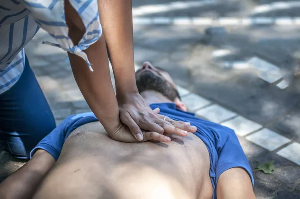 Kız Kardiyopulmoner resüsitasyon için bilinçsiz bir adam kalp krizi sonra kazanıyor. — Stok fotoğraf