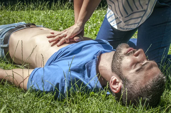 Hjärtmassage på en medvetslös kille efter skada — Stockfoto