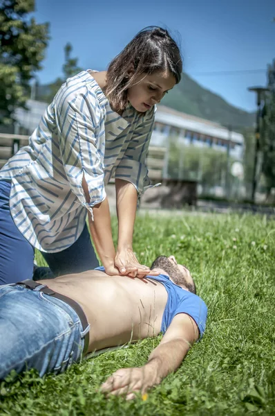 Masaje cardíaco a un hombre inconsciente después de una lesión — Foto de Stock