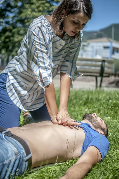 Srdeční masáž do bezvědomí chlapa po zranění — Stock fotografie