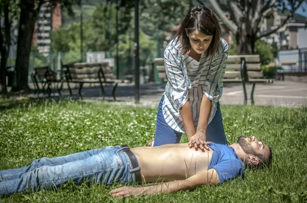 Srdeční masáž do bezvědomí chlapa po zranění — Stock fotografie