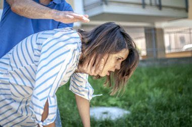 heimlich manevrası bir kıza o chocking yaparken adam