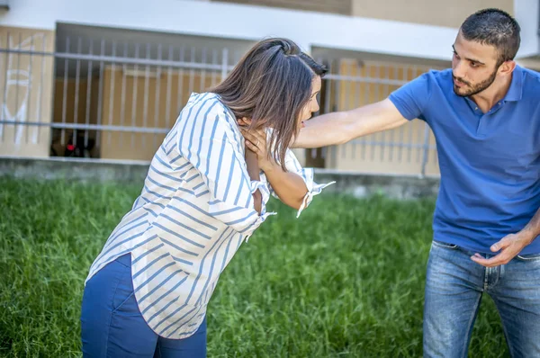 그녀 chocking는 하는 동안 여자도 우려고 하는 사람 — 스톡 사진