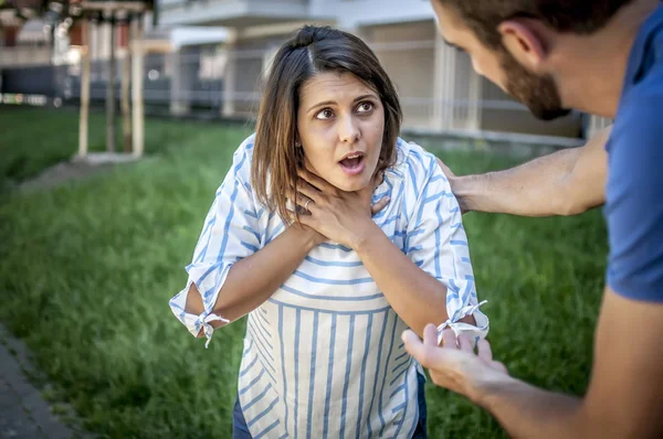 O chocking iken bir kız yardım etmeye çalışan adam — Stok fotoğraf