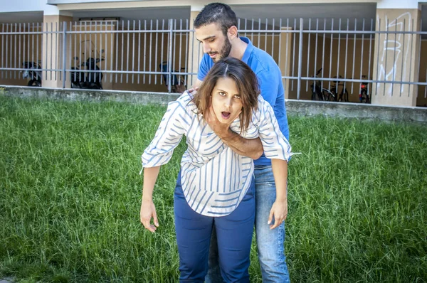 Kerl macht das heimliche Manöver zu einem Mädchen, während sie erstickt — Stockfoto