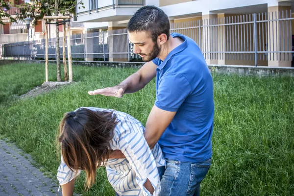 Tipo haciendo la maniobra heimlich a una chica mientras ella se ahoga — Foto de Stock