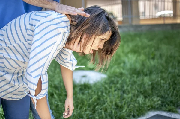 heimlich manevrası bir kıza o chocking yaparken adam