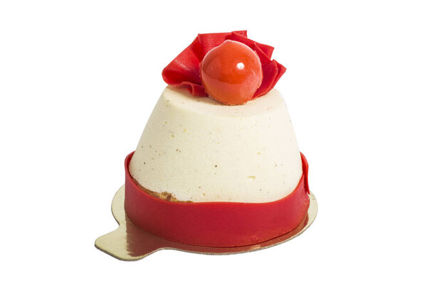 Прекрасный рождественский десерт со сливочным сыром на белом фоне
