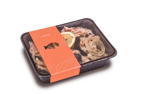 paket limonlu çiğ mersin balığı. Beyaz arka plan üzerinde izole