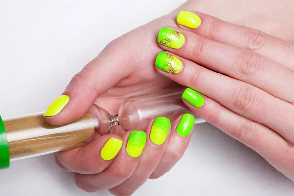 Mulher Com Unhas Verdes Amarelas Manicure Segurando Uma Ampulheta — Fotografia de Stock