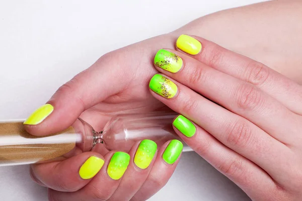 Mulher Com Unhas Verdes Amarelas Manicure Segurando Uma Ampulheta — Fotografia de Stock