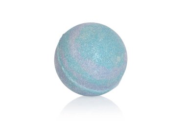 Beyaz arka plan üzerinde izole bir banyo için mavi bomba