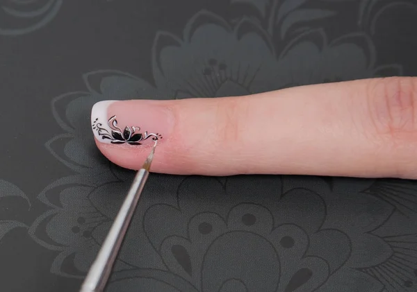 Manicura Salón Belleza Dedo Primer Plano Sobre Fondo Oscuro —  Fotos de Stock