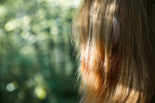 Fille Aux Cheveux Roux Sur Fond Bokeh Forêt Verte Vue — Photo