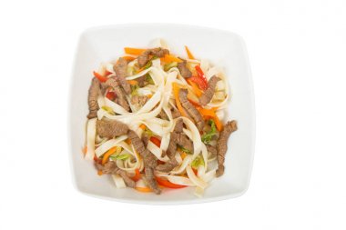 Udon sığır eti ile Asya erişte. Beyaz arka plan üzerinde izole.