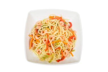 Karides ile Asya yumurta noodles. Beyaz arka plan üzerinde izole