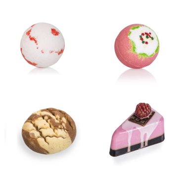 Beyaz arka plan üzerinde izole bir banyo için dört bomba kümesi.